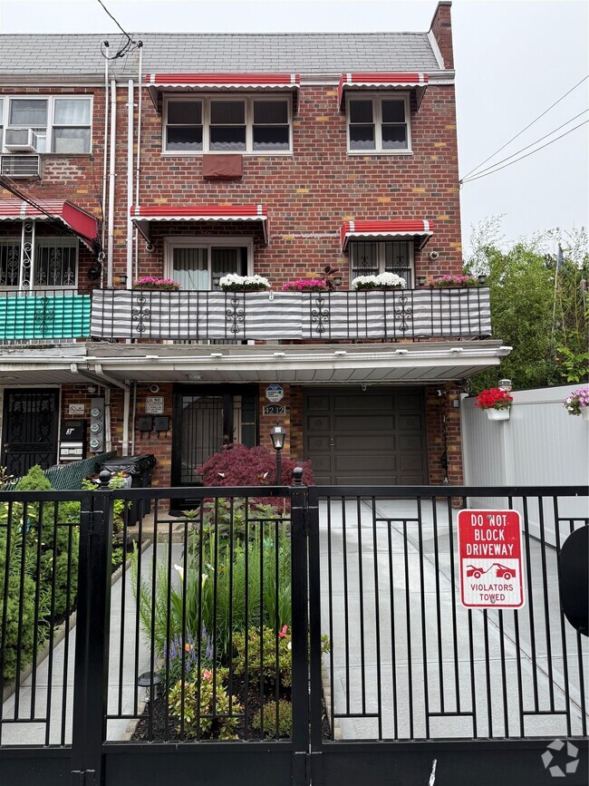 Building Photo - 42-12 77th St Unit 3rd Floor Rental