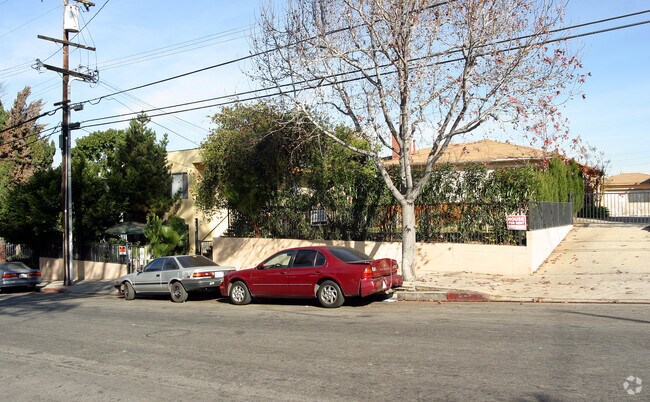 821-825 Victor Ave