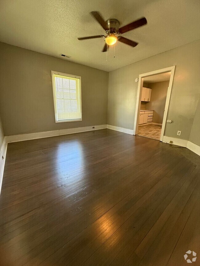 Building Photo - Coming soon! 3 BED/ 1 BATH and move-in rea... Rental