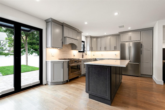 Photo - 71-31 Loubet St