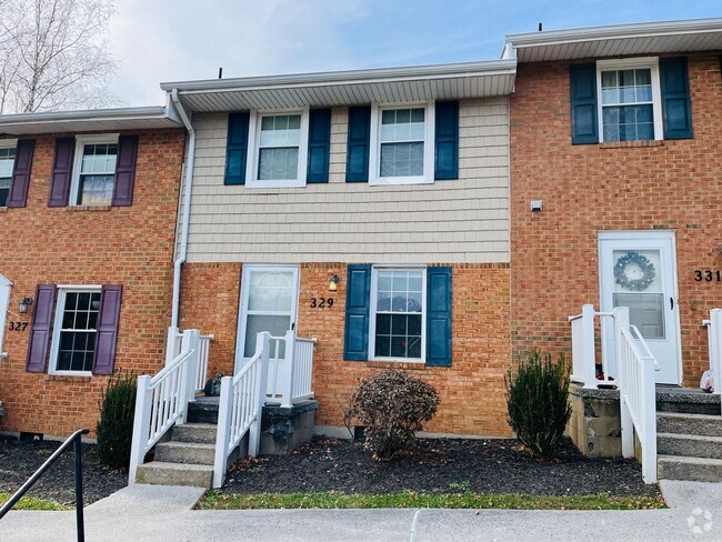 Building Photo - 2 Bedroom, 1.5 Bath Townhouse