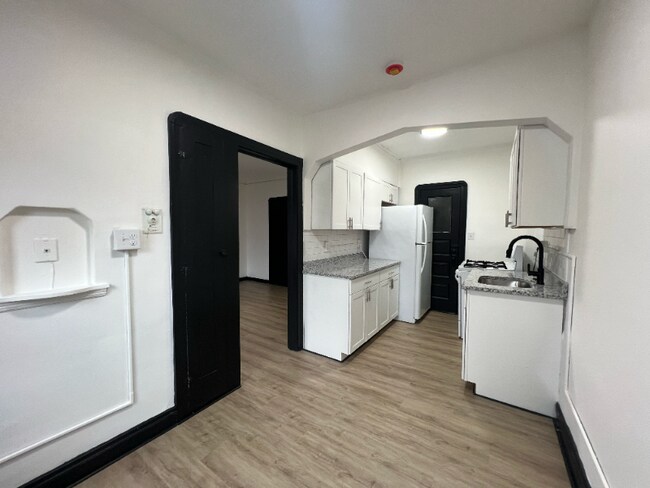 Photo - 1411 Roycroft Ave