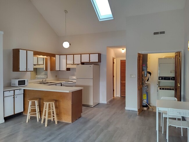 Building Photo - 500 Fairway Village Dr Unit 11