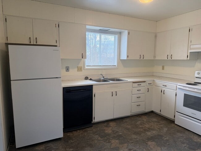 Building Photo - 325 NW 4th St Unit 323 NW 4th St