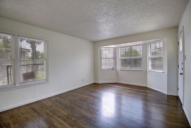 Photo - 746 Collingswood Dr