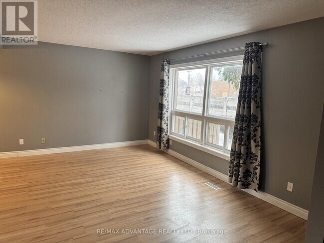 Photo - 89 Highview Ave E