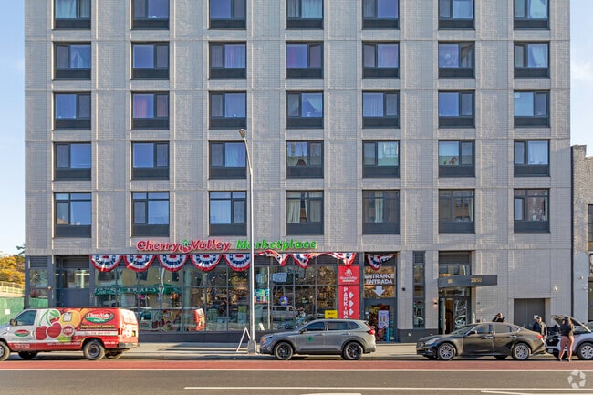 Venta al por menor a nivel del suelo - 2850 Webster Ave