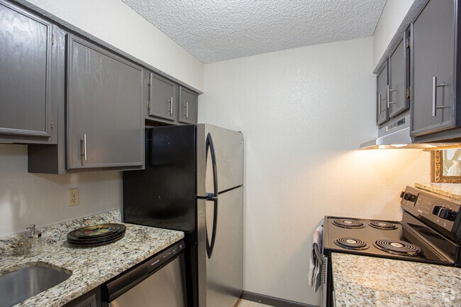 1BR, 1BA - 700 SF