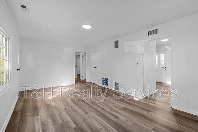 Photo - 2233 St Paul St