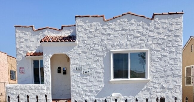 Building Photo - 647 W 112th St