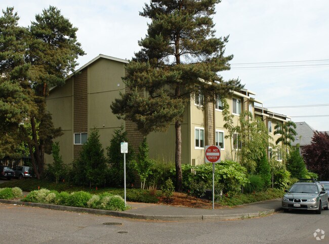 Curry Court Apartments - Curry Court Apartments