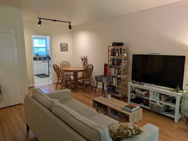 Photo - 636 NE 30th Ave Unit Apt B