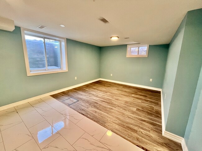 Photo - 1 BED - 1 BATH - OSHAWA - BASEMENT Unité 2