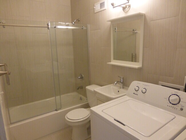 Baño completo con lavadora y secadora. - Main Line Village