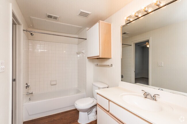 1BR, 1BA - 739SF Bathroom