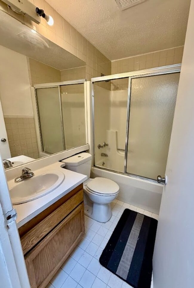 Photo - 539 Fox St Unit QUEENS SIZED ROOM