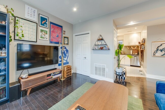 Photo - Prime Palmerstson Boulevard near Bloor Subway Station Unité 105A