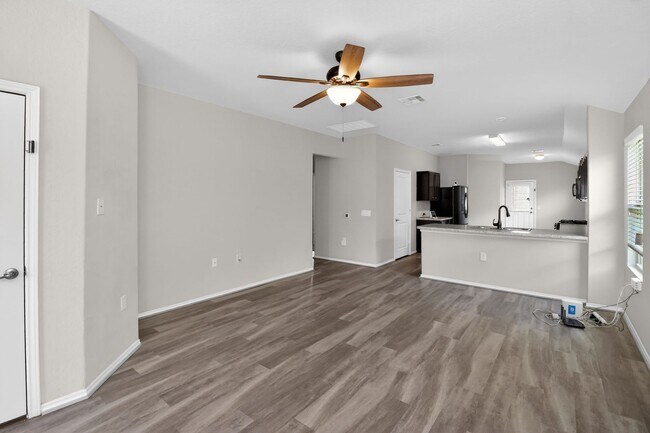 Photo - Spacious 3 Bed / 2 Bath w/ Large Kitchen & Natural Light