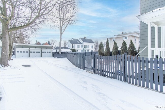 Photo - 325 Holcomb St