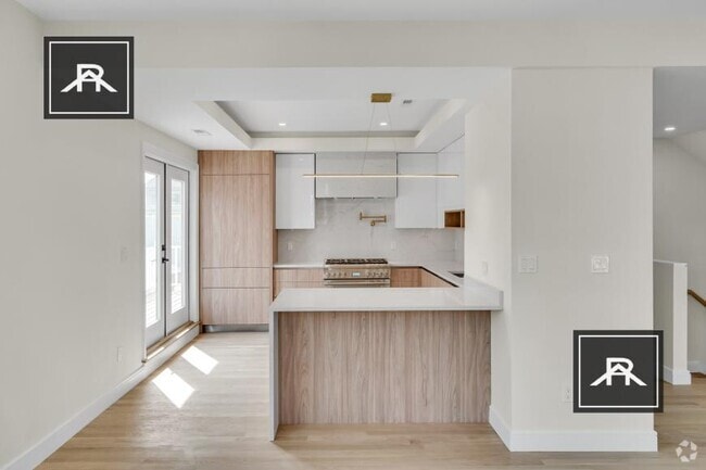 Building Photo - 4 bedroom in Brookline MA 02446 Unit 2 Rental