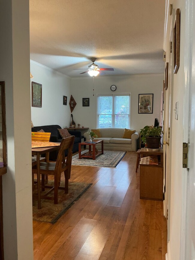 Building Photo - 1 Bedroom/2 .5 Bath Condo located in River...