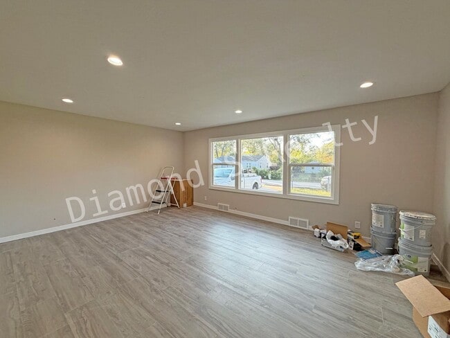 Photo - GREAT LOCATION - CLOSE TO NATIONAL AND SEM...