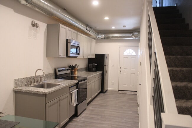 Photo - 442 E 7th St