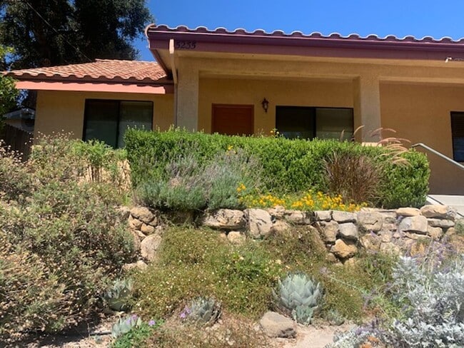 Building Photo - 2 Bedroom, 1 Bath apartment