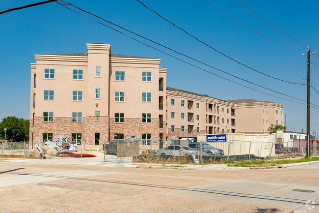 Building Photo - AveCDC Station Rental