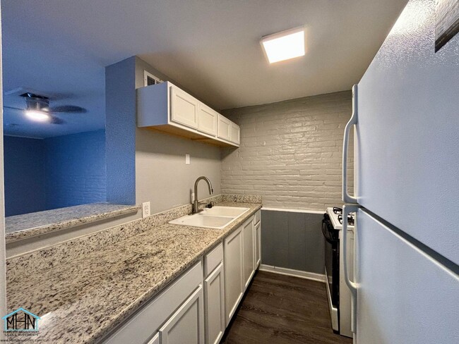 2 bed/1 bath 2-story townhome w/patio in a... - 2 bed/1 bath 2-story townhome w/patio in a...