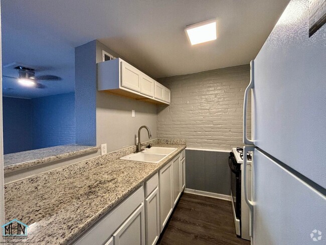 Building Photo - 2 bed/1 bath 2-story townhome w/patio in a...