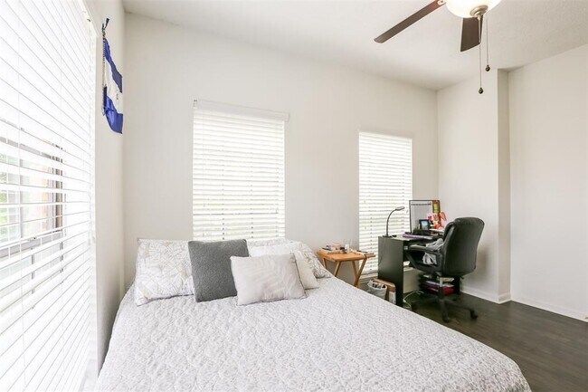 Photo - 912 W 22nd St Unit 305