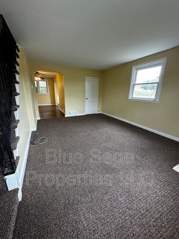 Photo - 1500 Llanwellyn Ave