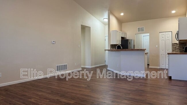 Photo - 983 S Palomar Dr