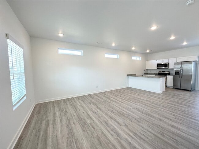 Photo - 1070 Boardwalk Ave