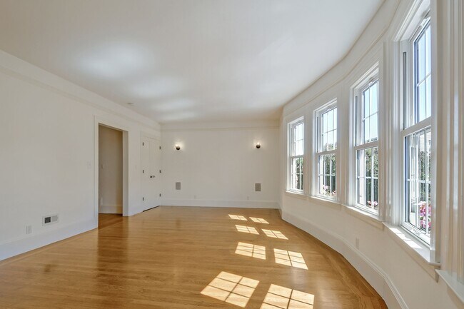 Photo - 3217-21 Gough Street Apartments Unidad 3221