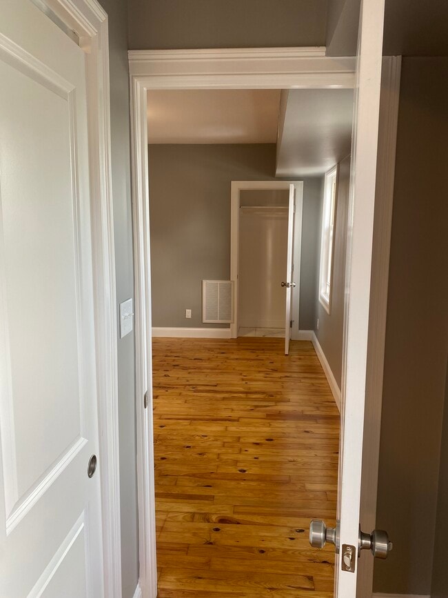 Building Photo - 1190 Plymouth Ave Unit 2 N