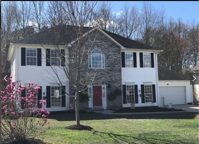 Building Photo - Beautiful 5-Bedroom Home in Huntersville w...