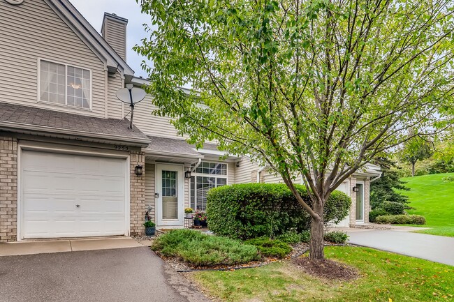 Building Photo - 2BR Woodbury Townhome with flexible lease term!