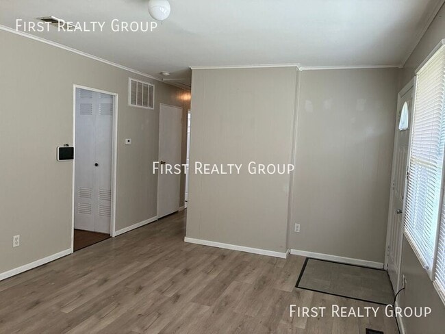 Photo - 1498 Elaine St