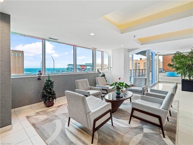 Lobby - 701 W Lakeside Ave Unit 1009