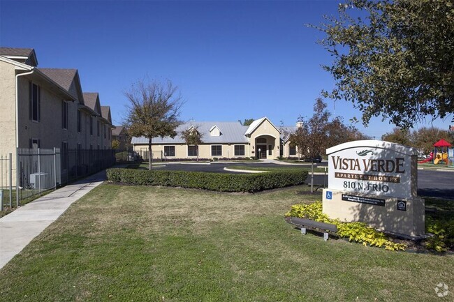 Building Photo - 910 N Frio St Rental
