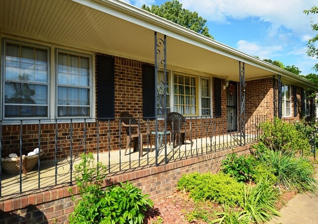 Photo - Quiet Cul-de-sac street