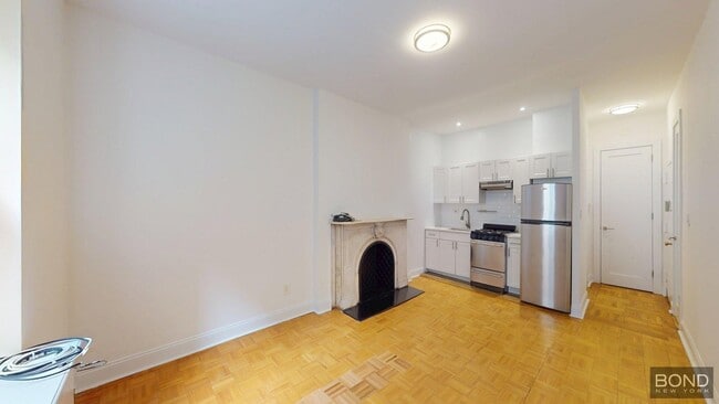 Building Photo - 147 E 72nd St Unit 4R Rental