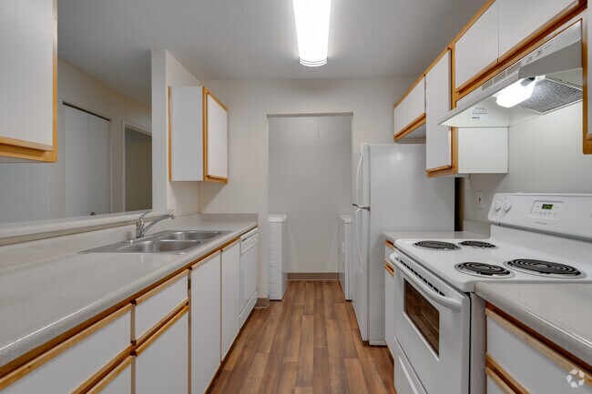 2BR, 2BA - 920SF - Kitchen & Laundry