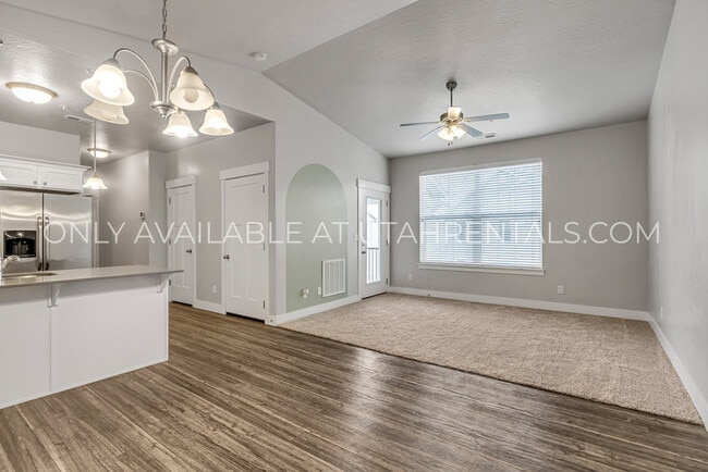 Building Photo - 42 W Silver Springs Dr