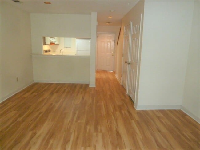 Photo - Nice 2br 2ba townhome-style condo in Mill ...