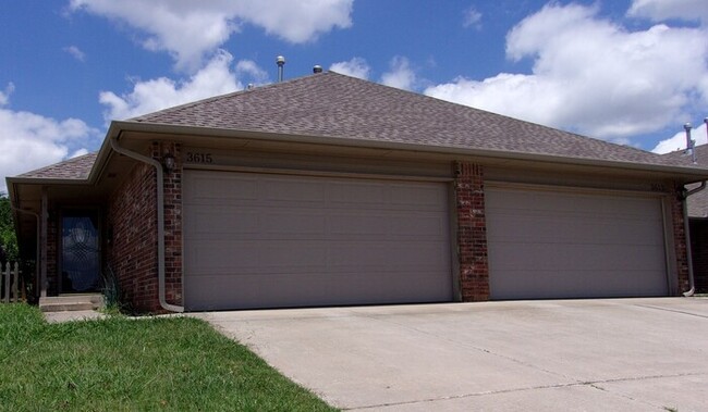 2 BED 2 BATH 2 CAR GARAGE DUPLEX NW OKC - 2 BED 2 BATH 2 CAR GARAGE DUPLEX NW OKC Casa