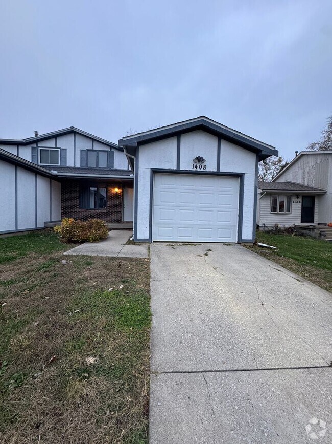 Building Photo - Spacious Two-Bedroom Duplex Rental