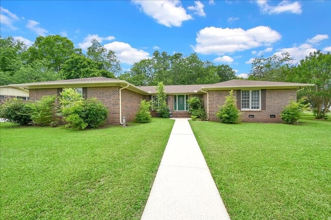 Beautiful 4 Br Brick home - Beautiful 4 Br Brick home